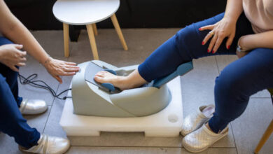 Wie beeinflussen ergonomische Fußpflegemöbel das Wohlbefinden von Kunden und Behandlern? Wie beeinflussen ergonomische Fußpflegemöbel das Wohlbefinden von Kunden und Behandlern?