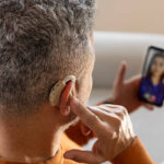 Hörgeräte für Gespräche – Verbesserung der Kommunikation in herausfordernden Umgebungen