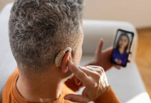 Hörgeräte für Gespräche – Verbesserung der Kommunikation in herausfordernden Umgebungen