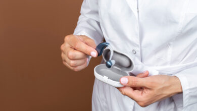 So halten Sie Ihre Hörgeräte sauber und funktionsfähig Sie Ihre Hörgeräte sauber