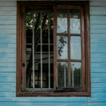 Fenstern aus wiederverwertetem Holz