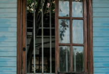 Fenstern aus wiederverwertetem Holz