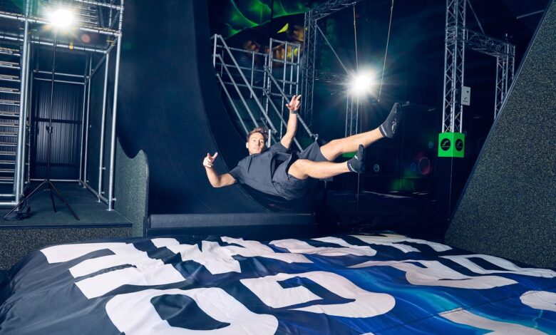 Extreme Rutschen und Sprungtürme. Die Produktion von Trampolinparks und Indoor-Spielplätzen, die einen gewaltigen Marketingmagneten erschafft Produktion von Trampolinparks und Indoor-Spielplätzen