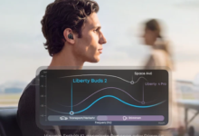 In-Ear-Kopfhörer drücken